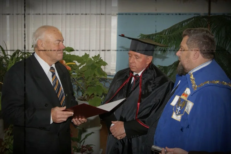 Andrzej Lepper odbiera na Ukrainie tytuł doktora honoris causa – obok niego stoi zakonnik i jego doradca, o. Mykoła Hinajło.