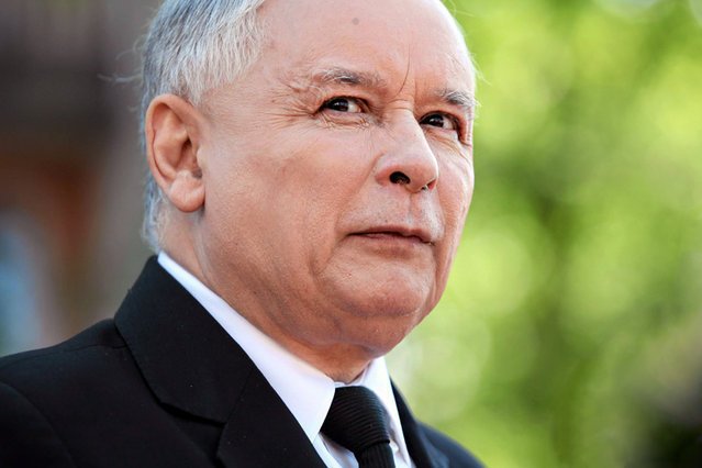 Czy Polacy broniliby Kaczyńskiego przed puczem? – pyta publicysta "Polityki".