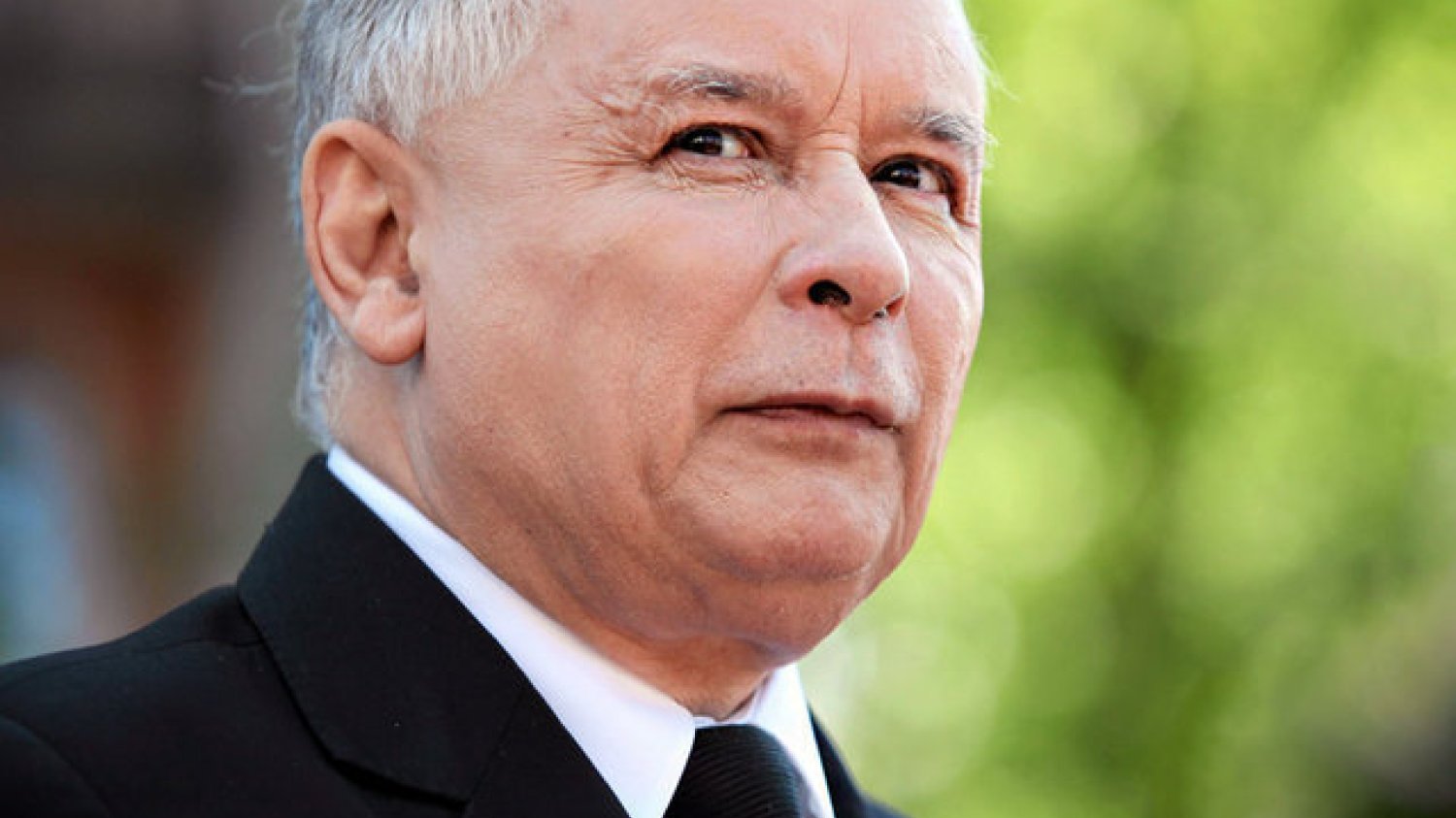 Czy Polacy broniliby Kaczyńskiego przed puczem? – pyta publicysta "Polityki".