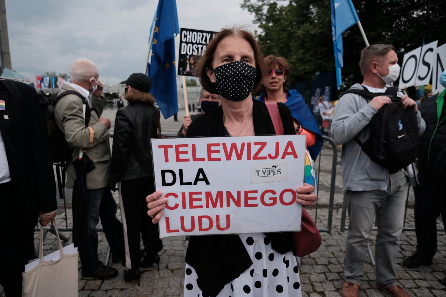 Demonstranci zgromadzeni w okolicy siedziby TVP przed debatą prezydencką.