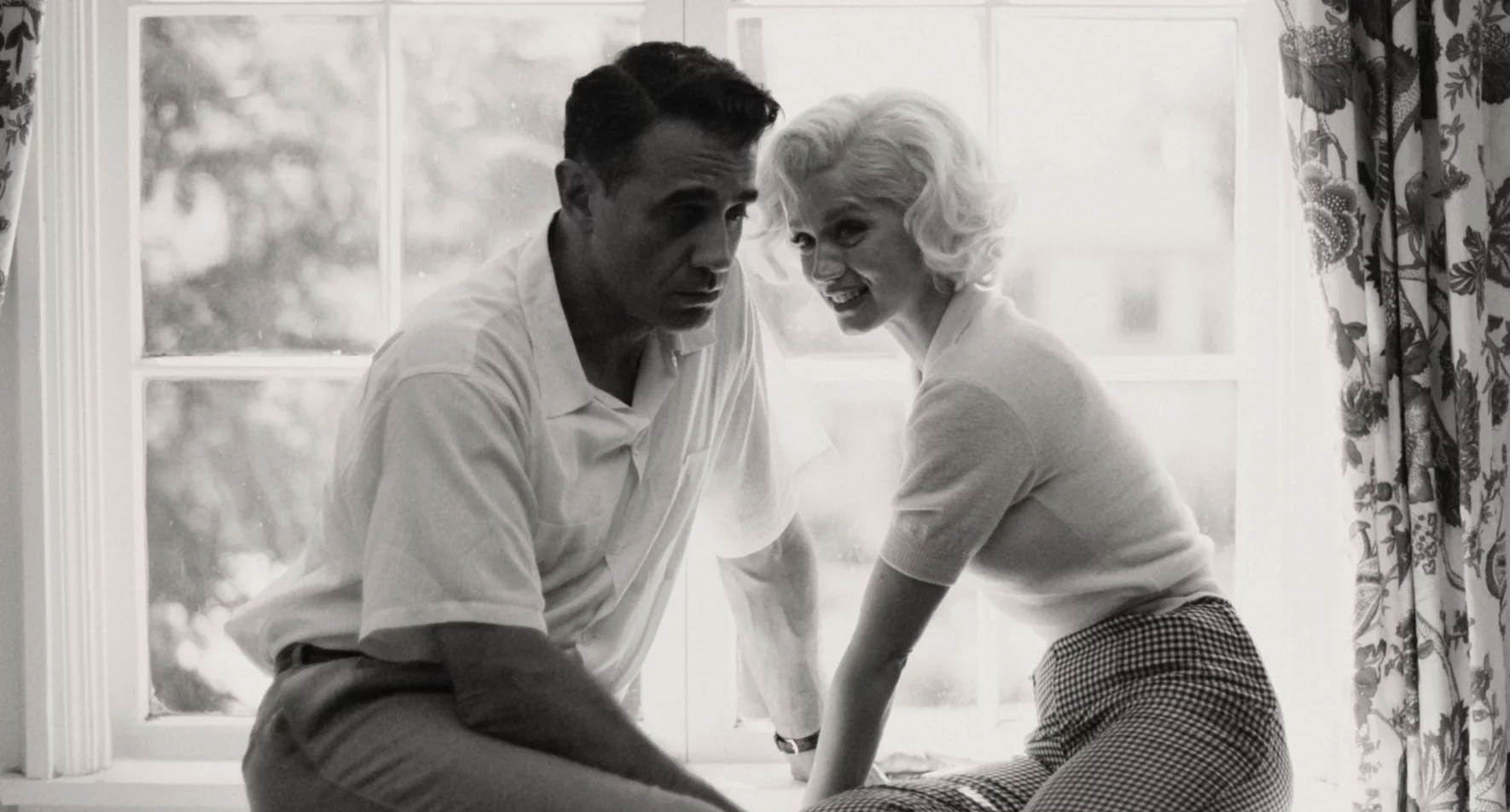 Bobby Cannavale jako Joe DiMaggio i Ana de Armas jako Marilyn Monroe w filmie "Blondynka"