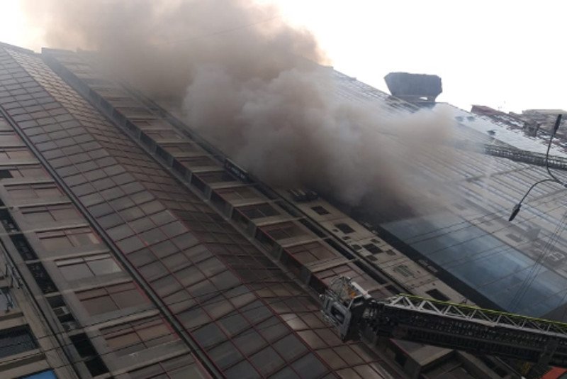 W stolicy Bangladeszu płonie wieżowiec.