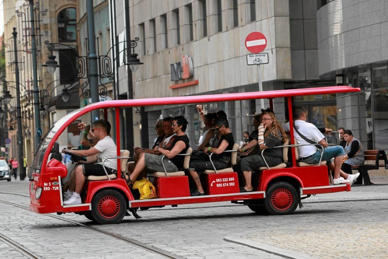 Turyści na wycieczce. Ilu z nich to turyści we własnym mieście, którzy są na "staycation"?