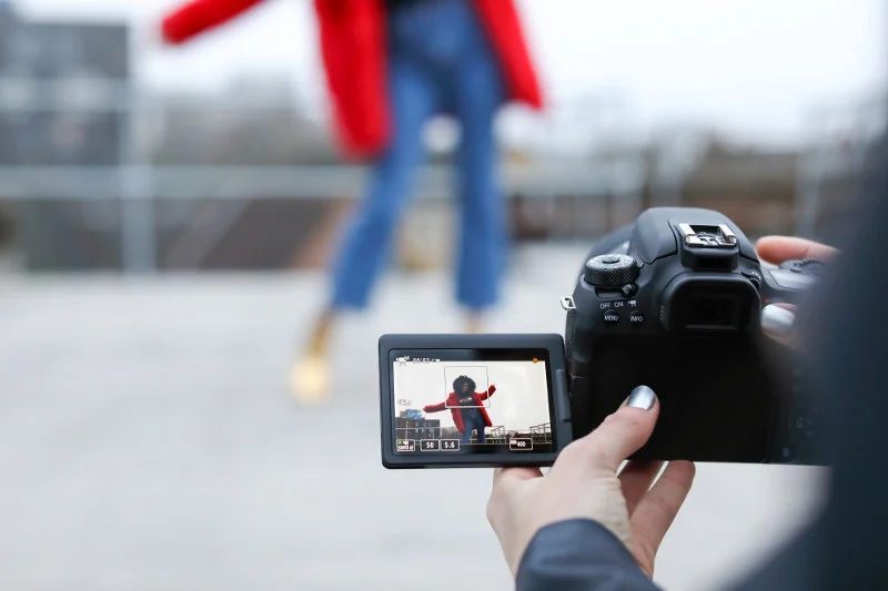 Lustrzanka cyfrowa CANON EOS 77D wyposażona jest w matrycę APS-C nowej generacji