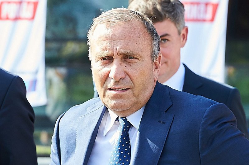 PO pod przewodnictwem Grzegorza Schetyny coraz silniej traci do PiS i przestaje być już partią, która może realnie myśleć o przejęciu władzy.