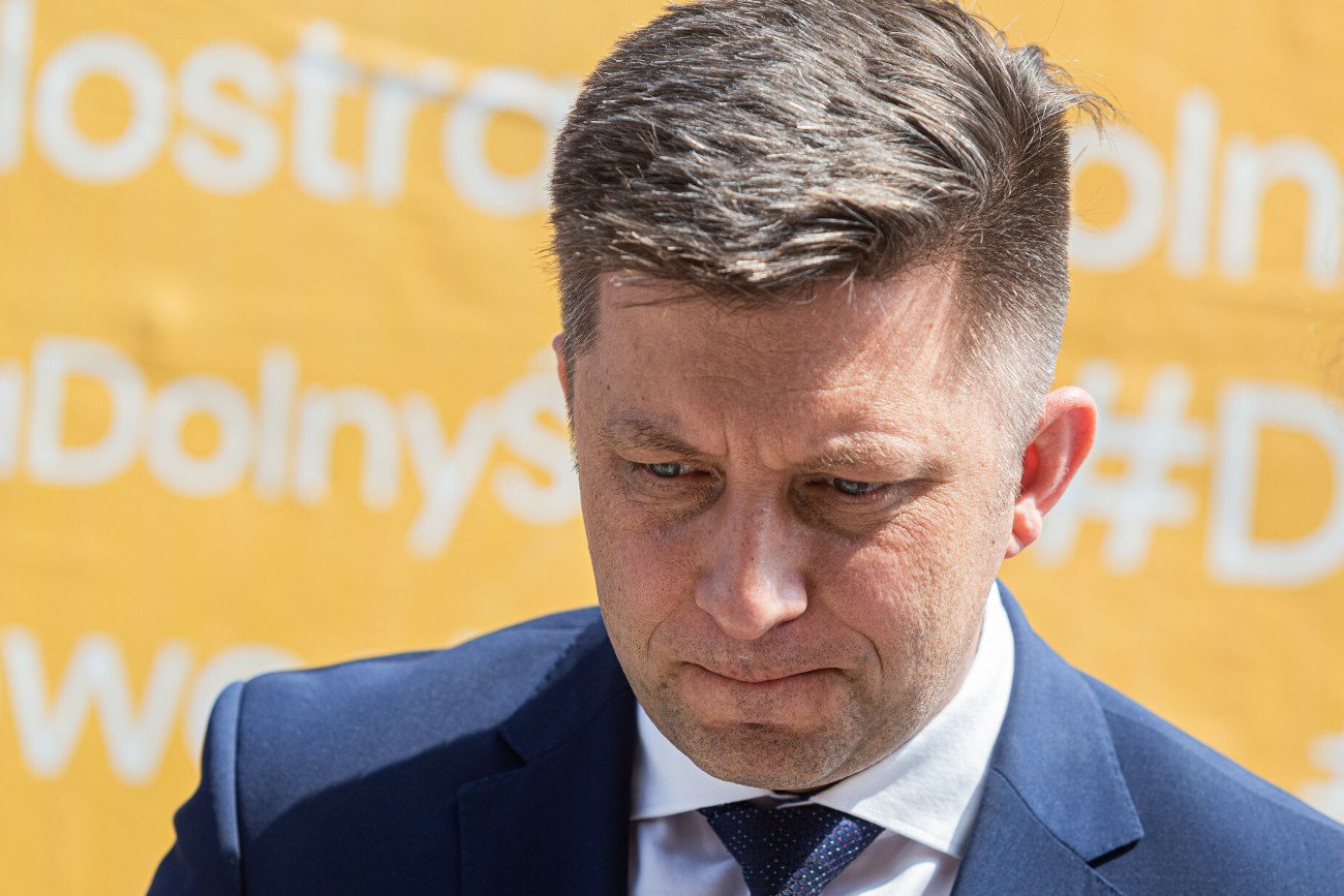 Portal OKO.press zawiadomił prokuraturę o możliwości popełnienia przestępstwa przez szefa KPRM Michała Dworczyka oraz szefa Centrum Informacyjnego Rządu Tomasza Matynię.