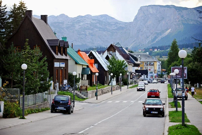Žabljak otoczony jest pasmem górskim Durmitor, jednak samo miasto jest dość brzydkie.