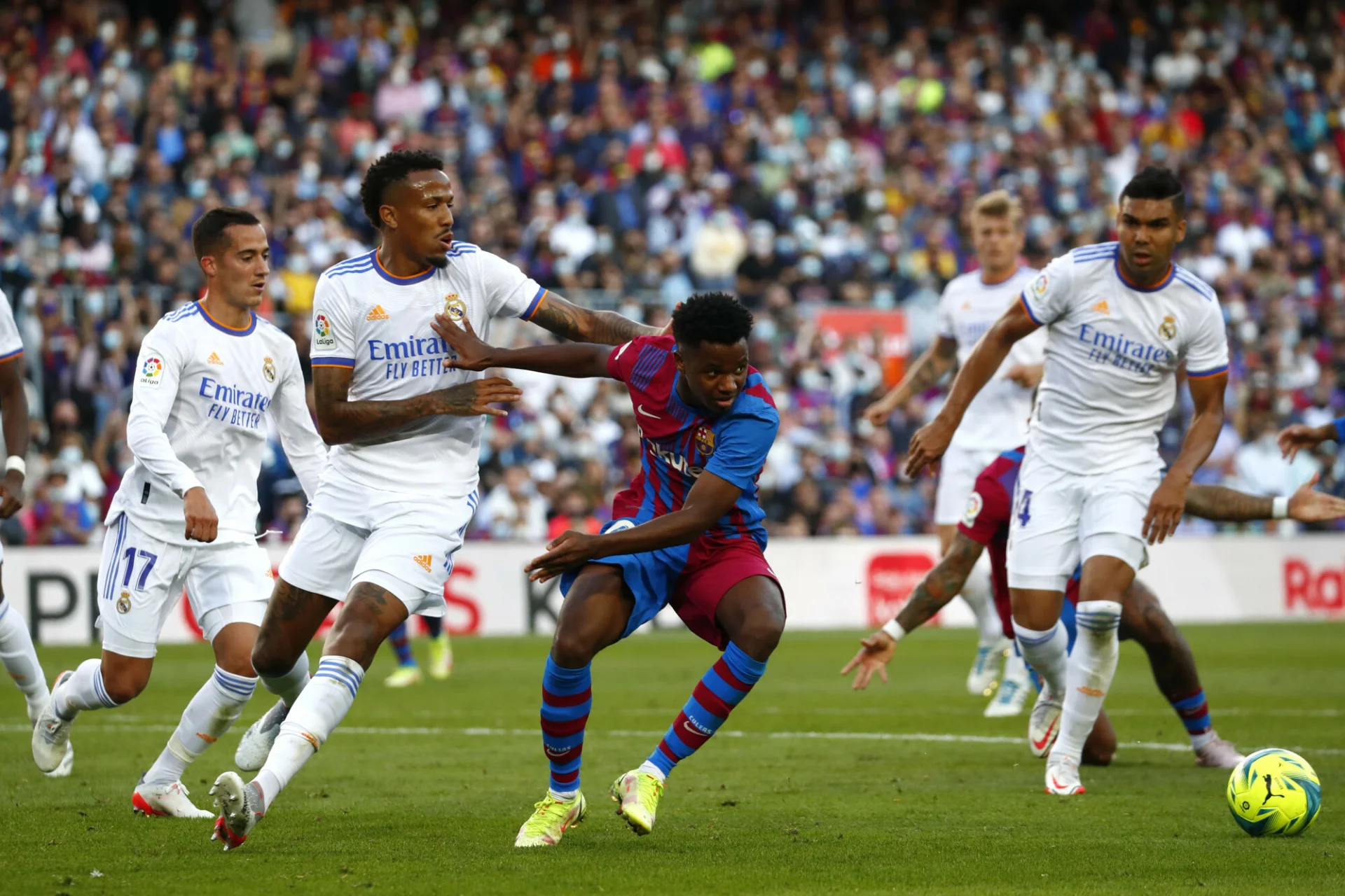 Real Madryt pokonał czwarty raz z rzędu Barcelonę, tym razem na jej Camp Nou