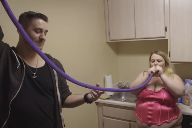 Feedersów podnieca m.in. patrzenie na to, jak ktoś je, opycha się. Czasem pokarmy lub shake'i podawane są przez tego typu sprzęt, aby spożyć je szybciej