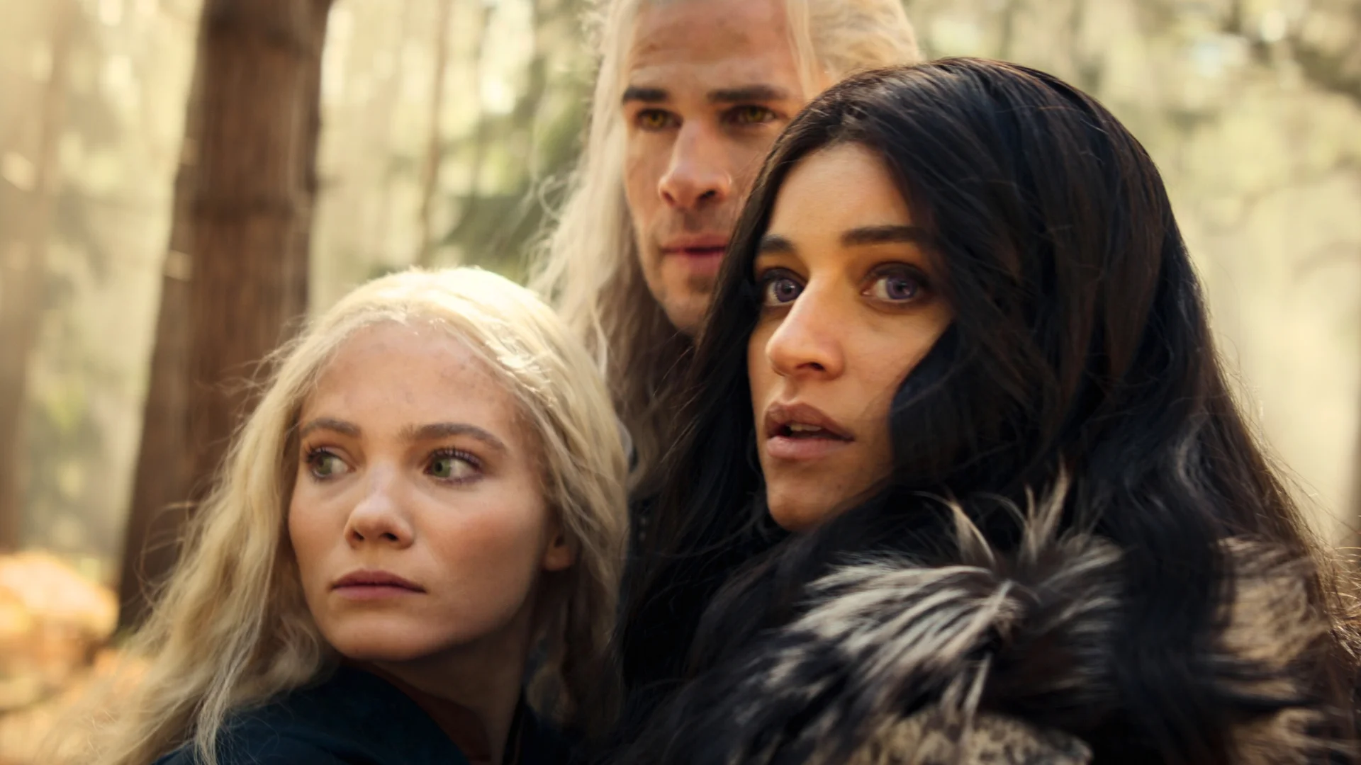 Freya Allan, Anya Chalotra i Liam Hemsworth w serialu "Wiedźmin"