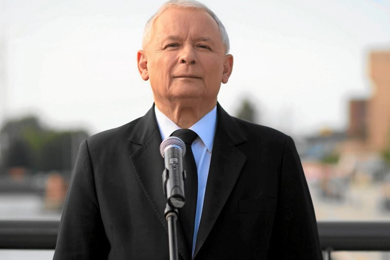 Politycy niejednokrotnie sugerowali, jakoby Jarosław Kaczyński miał być homoseksualistą.