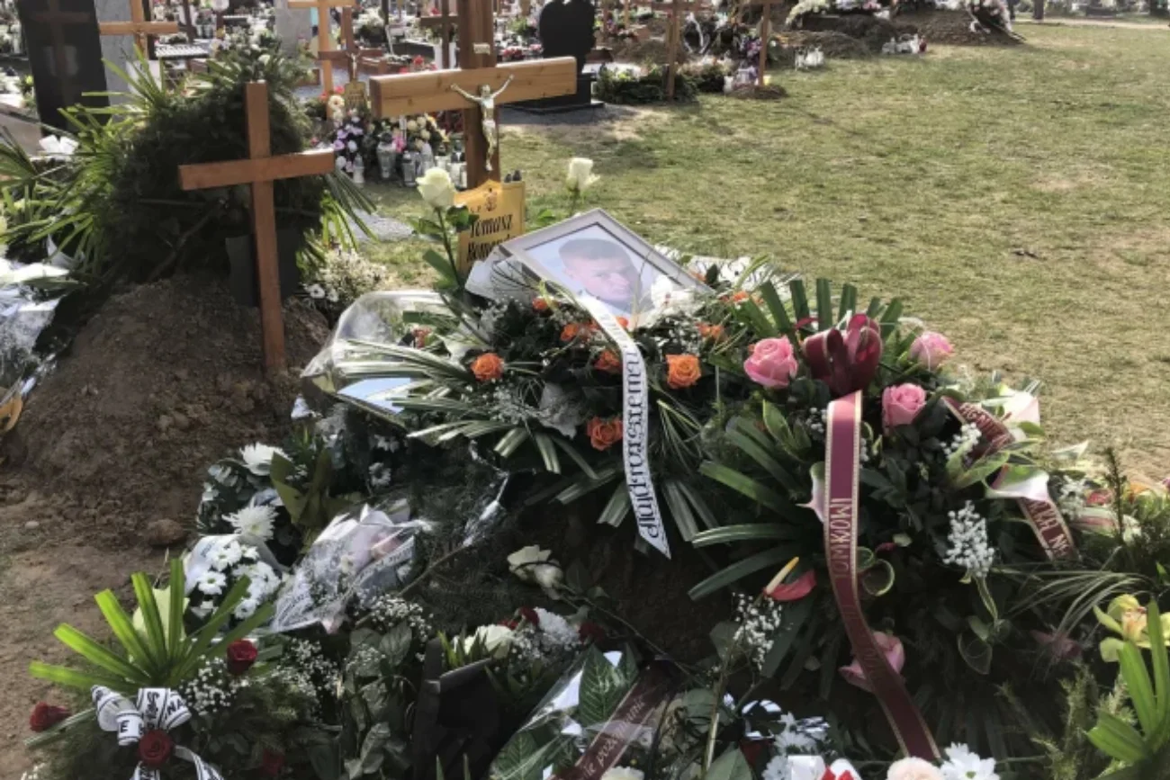 Tak 3-letni synek pożegnał Tomasza Komendę. Wzruszający napis na wiązance