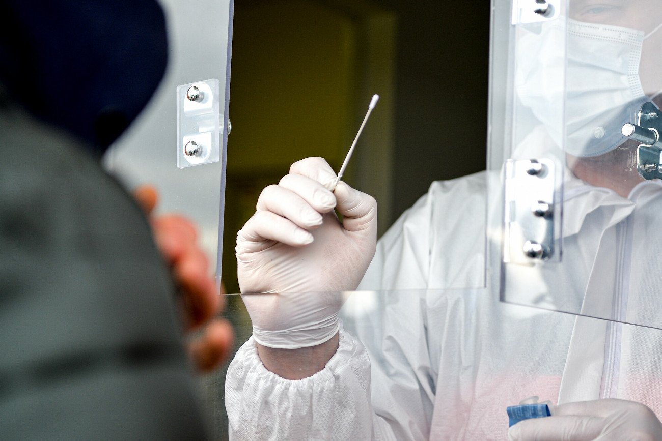 Farmaceuci sceptycznie podchodzą do rządowego programu, zgodnie z którym w aptekach można wykonywać darmowe testy na koronawirusa.