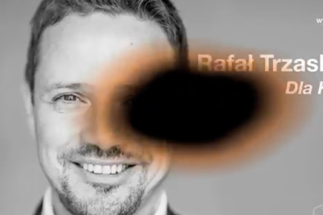 Na koniec spotu Jakiego billboard z Trzaskowskim został efektownie "podpalony".