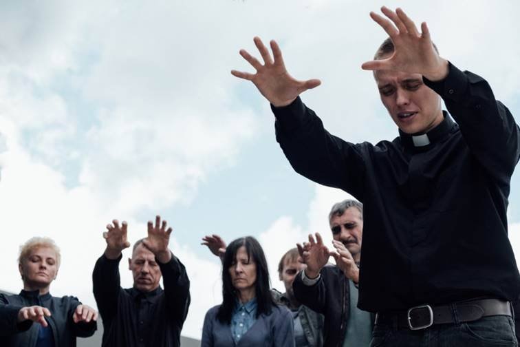 Daniel (Bartosz Bielenia) podszywa pod księdza w wiosce na Podkarpaciu. Miejscowi są nim oczarowani