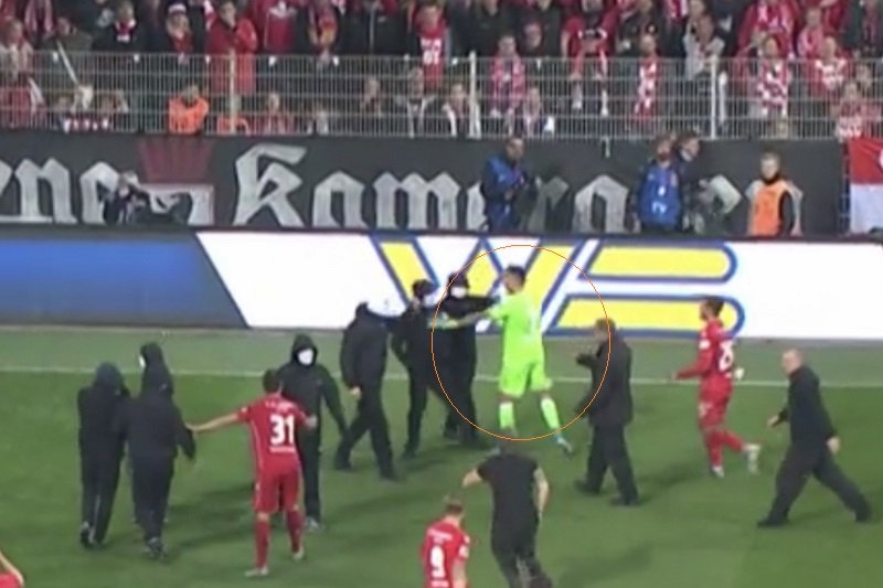 Rafał Gikiewicz powstrzymał chuliganów na boisku.