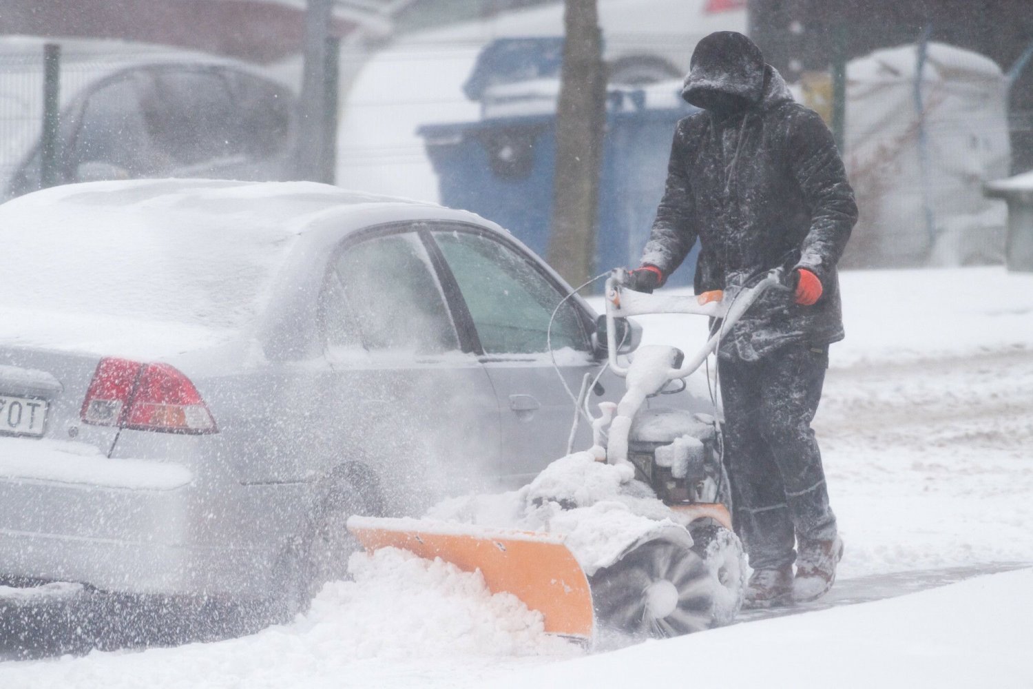 Zima powróciła do Polski. Setki tysięcy Polaków bez prądu, liczne wypadki.