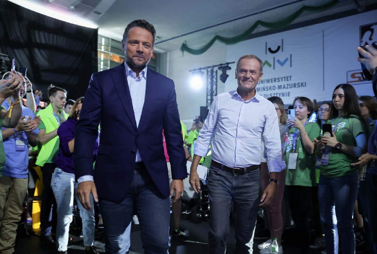 Tusk vs. Trzaskowski. Sondaż pokazał, komu Polacy ufają bardziej.