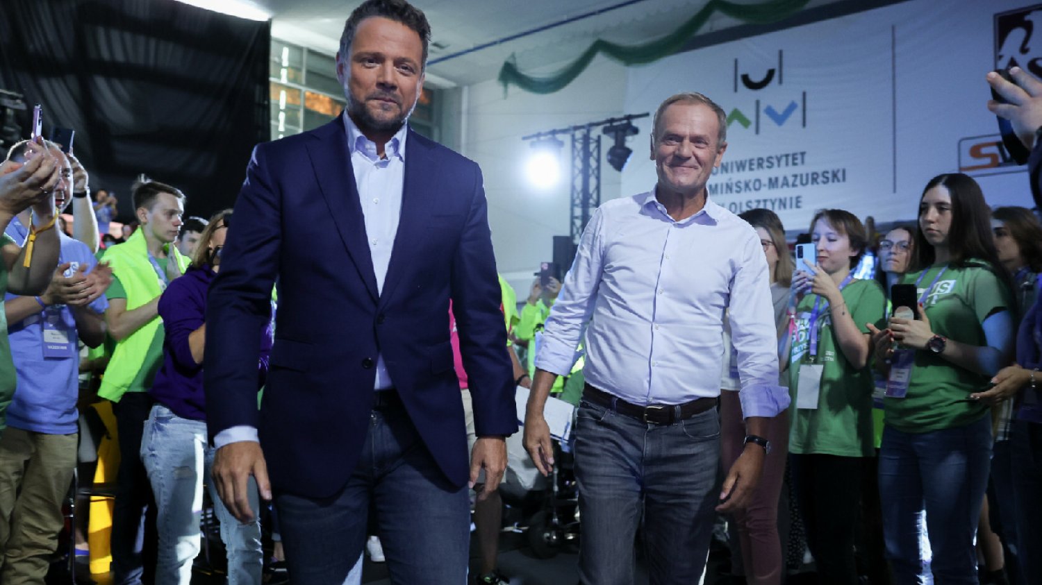 Tusk vs. Trzaskowski. Sondaż pokazał, komu Polacy ufają bardziej.