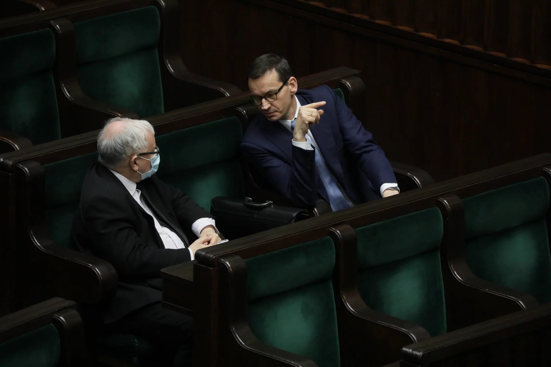 Zachodnie media sugerują, że rząd PiS szczepieniami chce odwrócić uwagę od panującego chaosu.