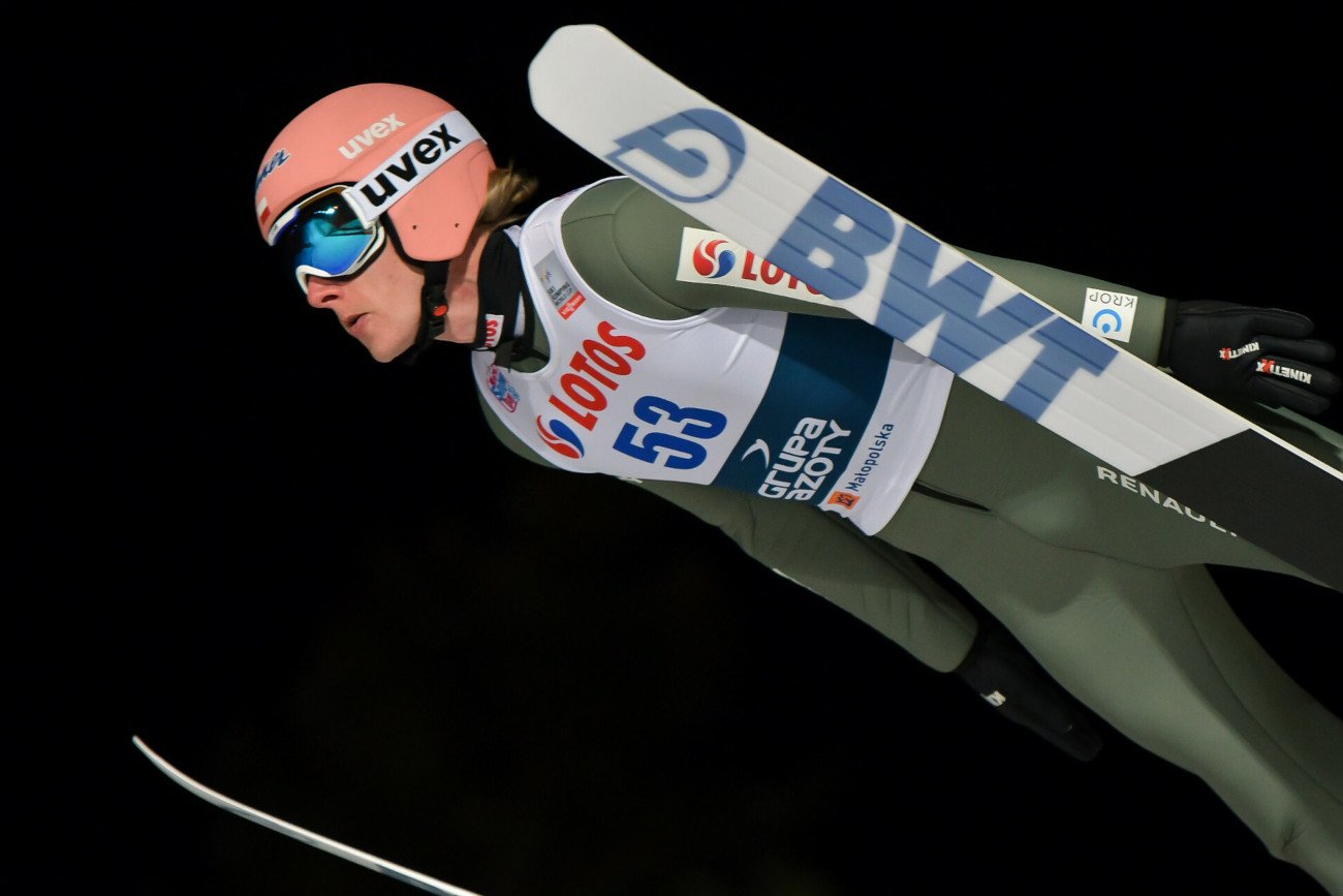 Dawid Kubacki świetnie otworzył rok 2021 na skoczni Grosse Olympiaschanze. Kapitalny skok i miejsce na podium.