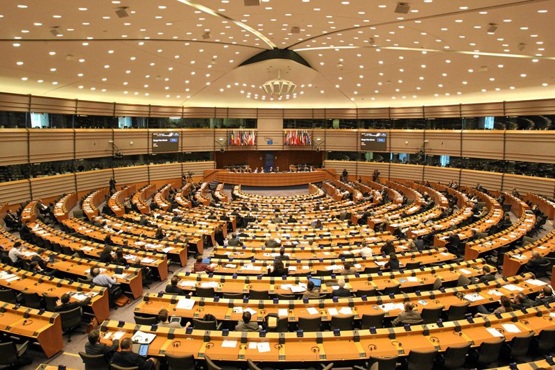 Jakimi dokonaniami liderzy list w wyborach do PE mogą się pochwalić?