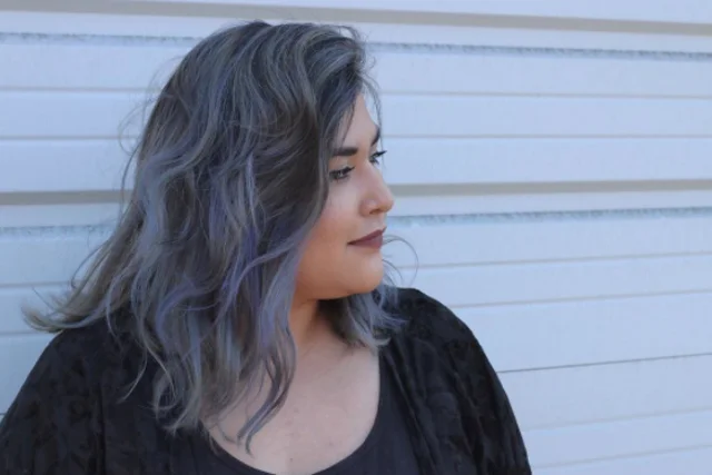 Trend "granny hair" jest coraz bardziej popularny