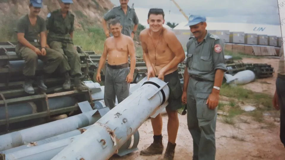 Likwidacja bomb z czasów wojen indochińskich, lotnisko Phnom Penh, w środku Piotr Oller.