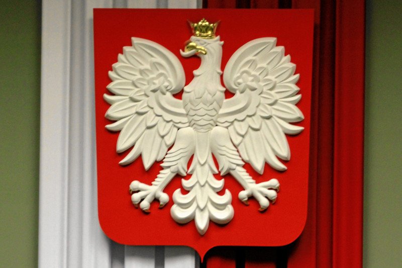 Od przyszłego roku Polska już formalnie państwem wyznaniowym? "Orzeł ma mieć koronę z krzyżem"