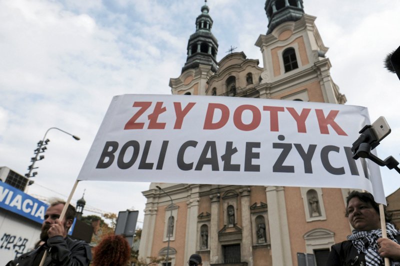 Zranieni w Kościele. 800 280 900 to pierwsza infolinia dla skrzywdzonych przez księży.