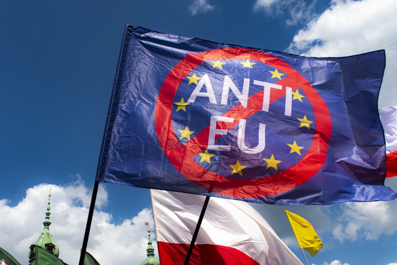 Prawica wraca z retoryką namawiającą do polexitu.