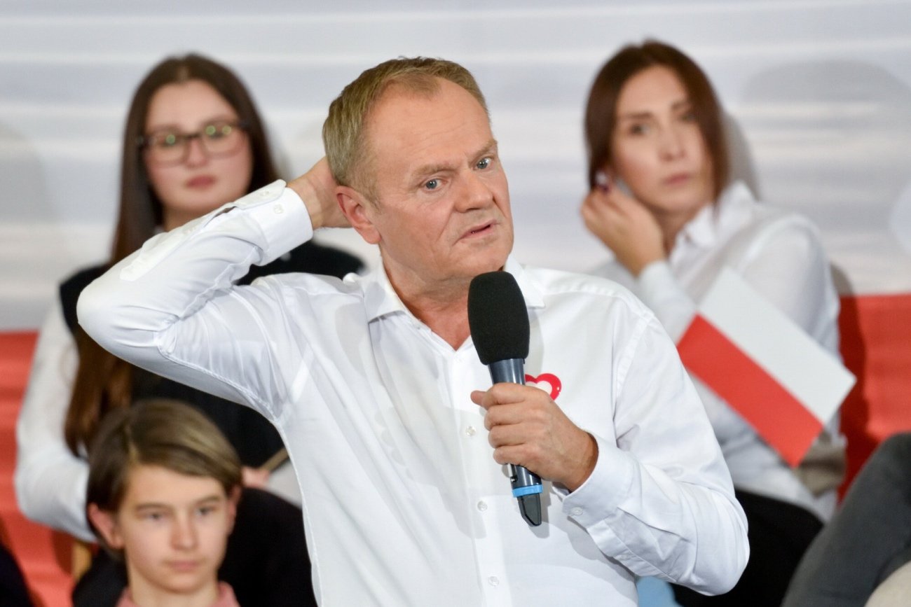 Zaskakujące wyniki sondażu. Polska scena polityczna ma nowego lidera. Wyniki nowe sondażu politycznego. PiS na prowadzeniu.