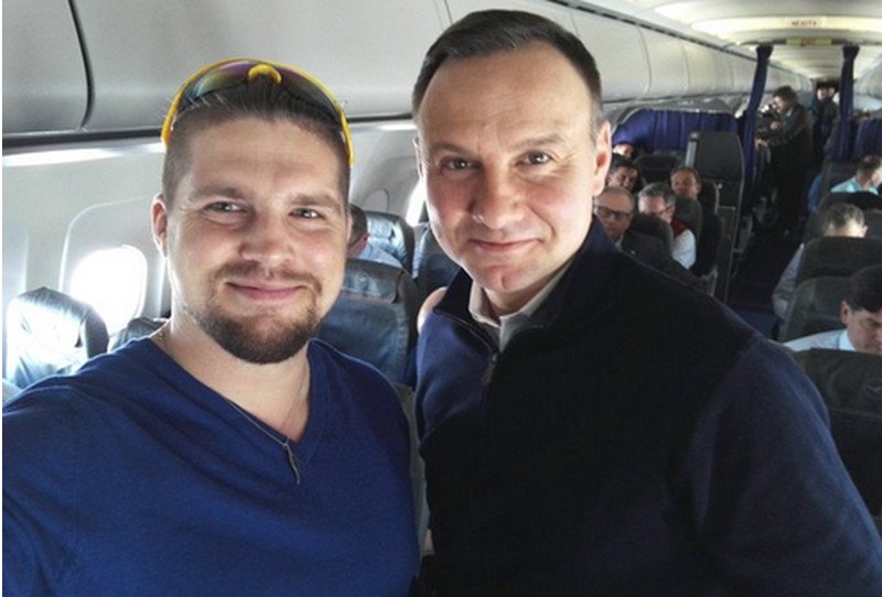 Prezydent Duda na pokładzie rejsowego samolotu wracającego do Europy.