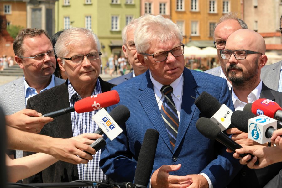 Andrzej Celiński będzie kandydatem SLD na prezydenta Warszawy. Na zdjęciu podczas konferencji prasowej na pl. Zamkowym.
