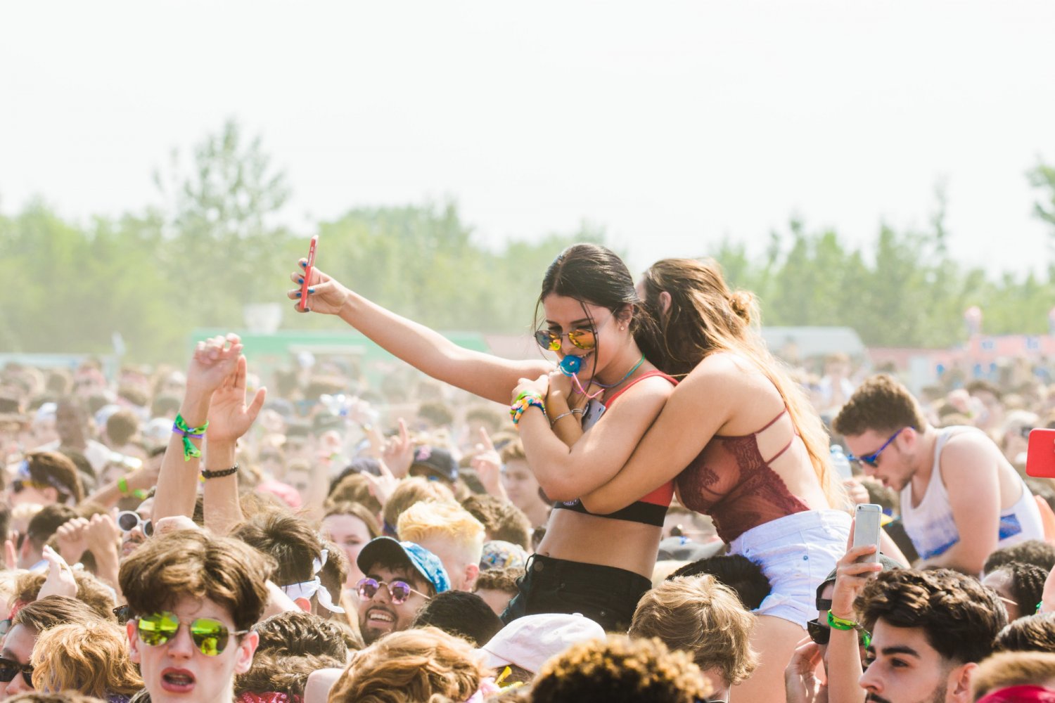 Uczestnicy letniego festiwalu na koncercie