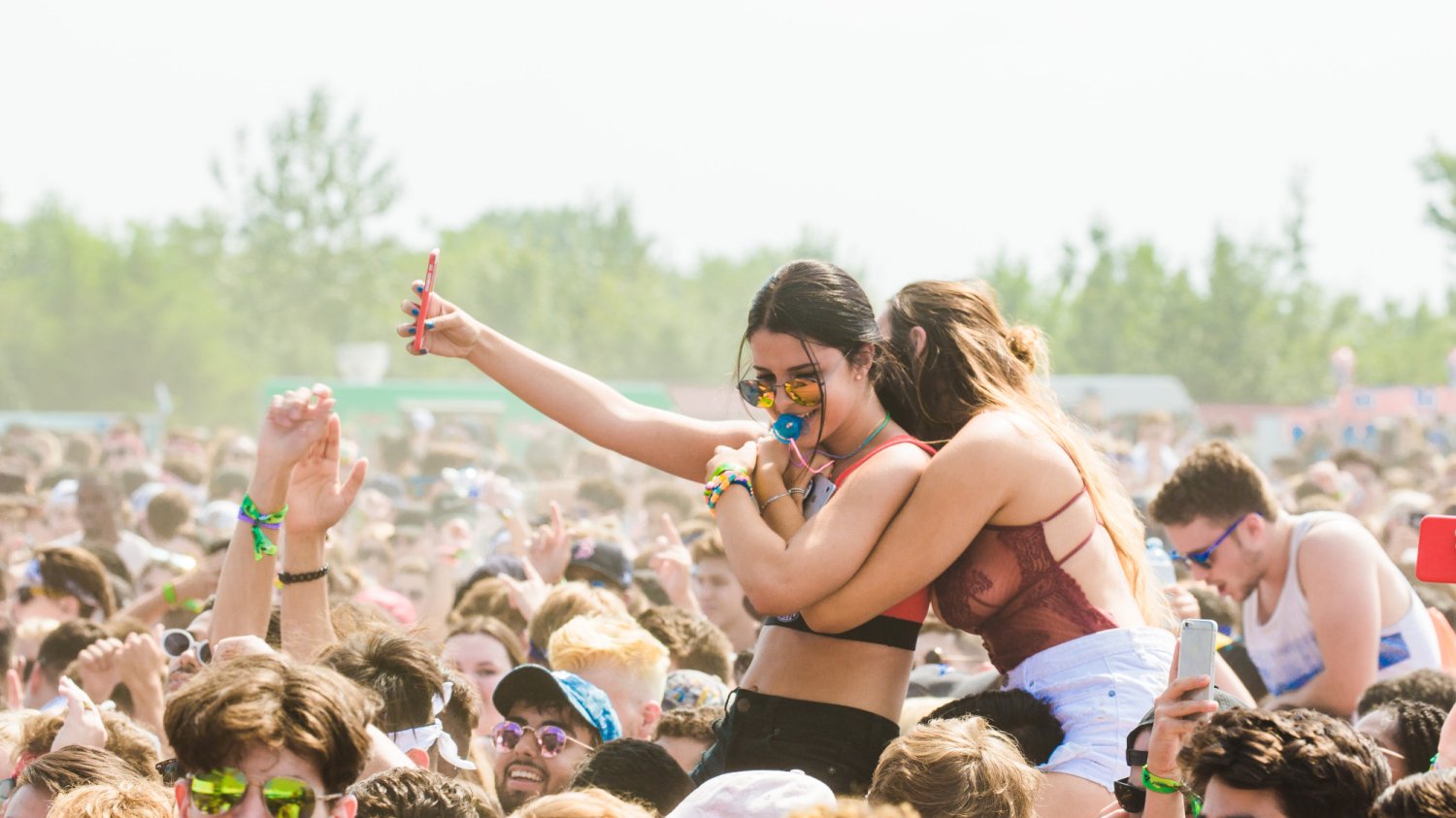 festiwale muzyczne w Polsce: sierpień 2022 Uczestnicy letniego festiwalu na koncercie