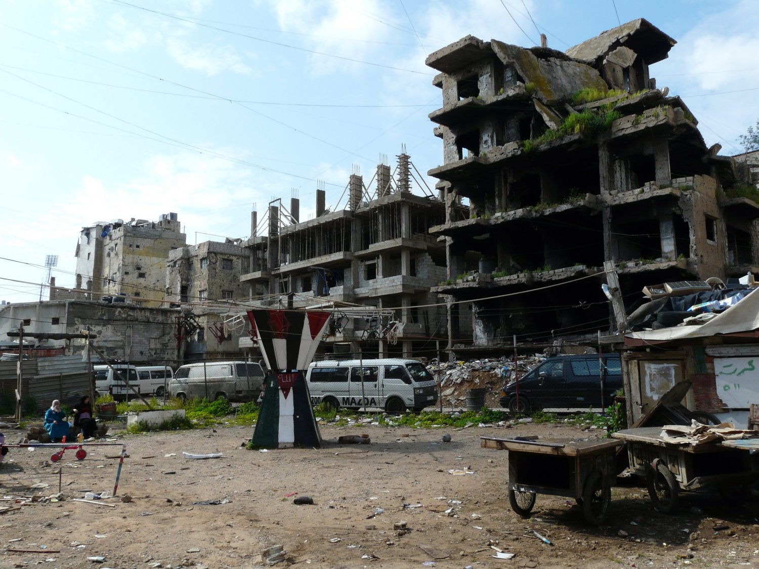 Plac zabaw w palestyńskim obozie Shatila (Bejrut) poszatkowany odłamkami izraelskich bomb w 2006 roku.