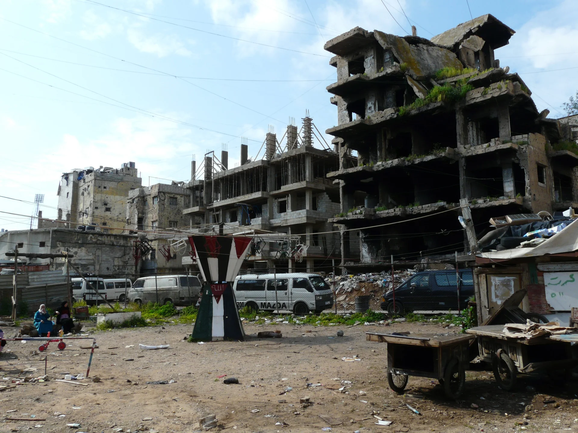 Plac zabaw w palestyńskim obozie Shatila (Bejrut) poszatkowany odłamkami izraelskich bomb w 2006 roku.