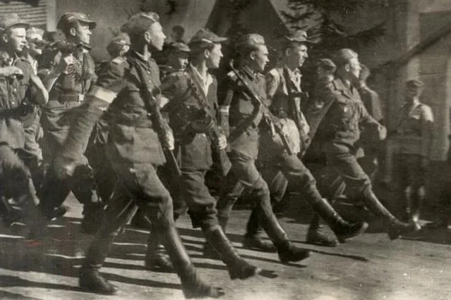 Żołnierze Brygady NSZ. 5 maja 1945 roku wyzwolili niemiecki obóz koncentracyjny w Holiszowie.