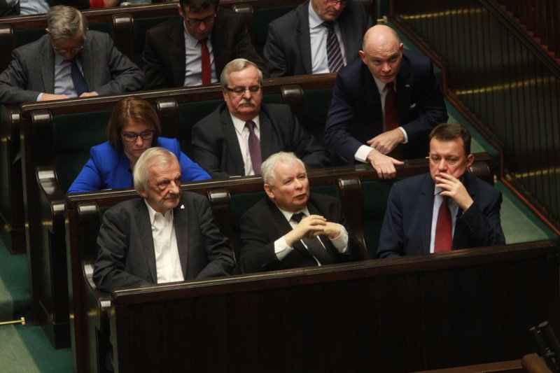Kolejna ustawa ustrojowa padła – PiS przegłosował nową formę ordynacji wyborczej. Na zdjęciu – liderzy partii rządzącej podczas nocnych głosowań.
