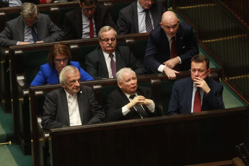 Kolejna ustawa ustrojowa padła – PiS przegłosował nową formę ordynacji wyborczej. Na zdjęciu – liderzy partii rządzącej podczas nocnych głosowań.