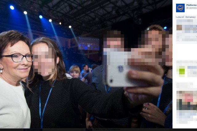 Portal Sadeczanin.info twierdzi, że opublikowane przez PO zdjęcie przedstawia premier Kopacz w towarzystwie licealistów z Nowego Sącza