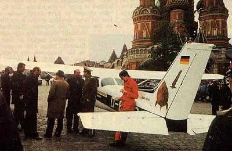 Mathias Rust obok swojej awionetki na Placu Czerwonym