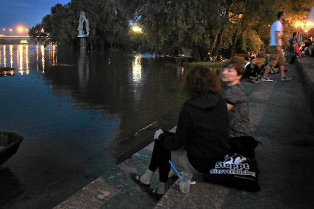 Zakaz spożywania napojów alkoholowych obowiązuje tylko na lewym brzegu warszawskiego odcinka Wisły. Tamtejsze bulwary są traktowane jak ulice