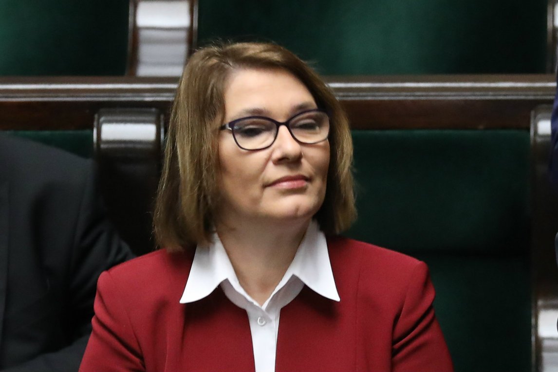 Beata Mazurek oceniła, że Komisja Europejska "jest głucha na argumenty polskiego rządu". Tymczasem nad PiS zawisły czarne chmury.