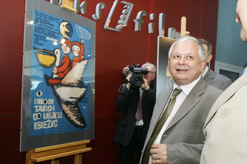 Lech Kaczyński w łódzkiej Wytwórni Filmów Fabularnych na wystawie fotosów z filmu "O dwóch takich, co ukradli księżyc". Zdjęcie z 2006 r.