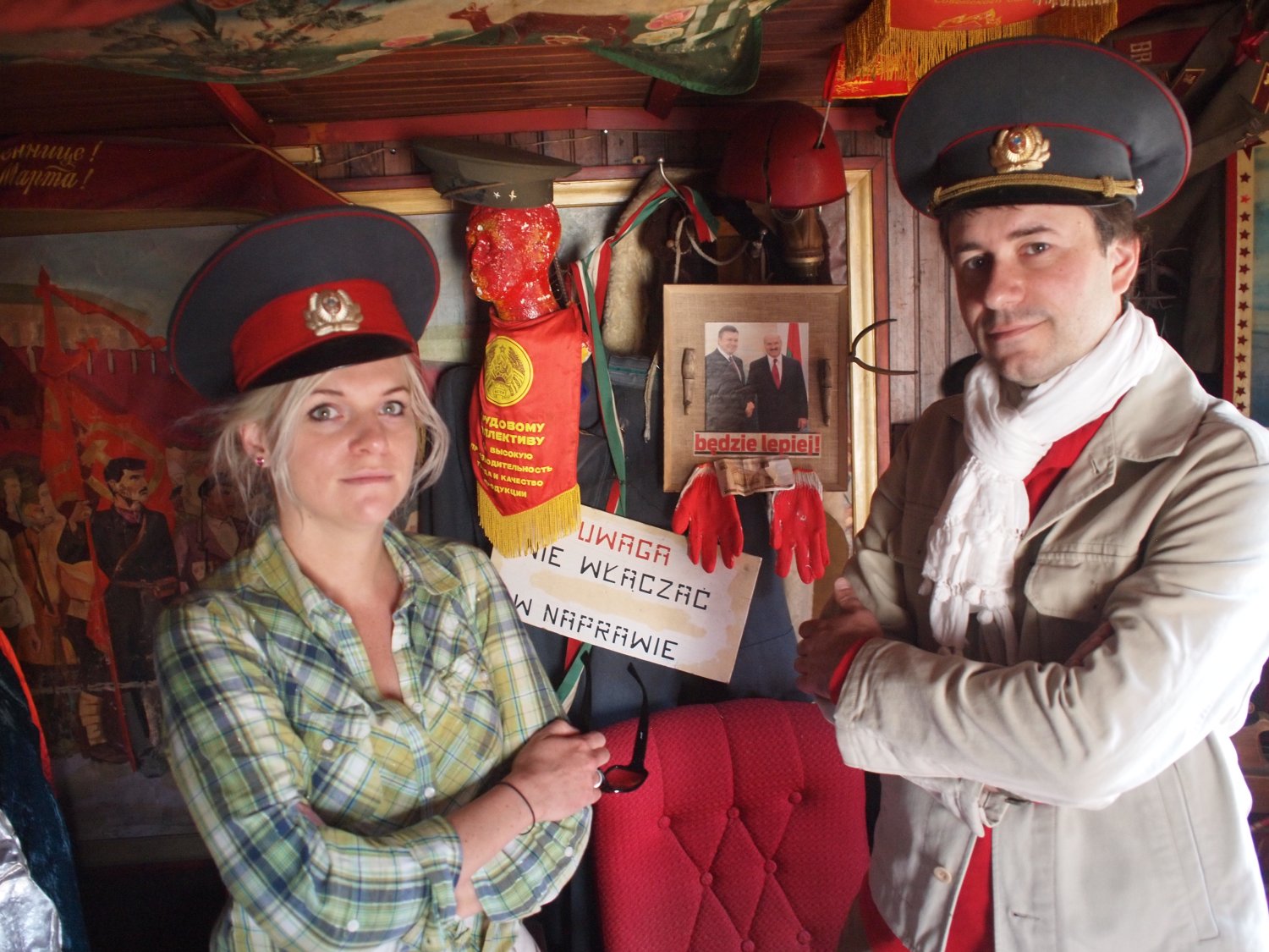 Autorzy w słynnym „Barze u Wołodii” w Hajnówce