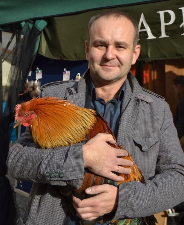 Kapłon i piewca jego historii. Zdjęcie z Europejskiego Festiwalu Smaku w Lublinie