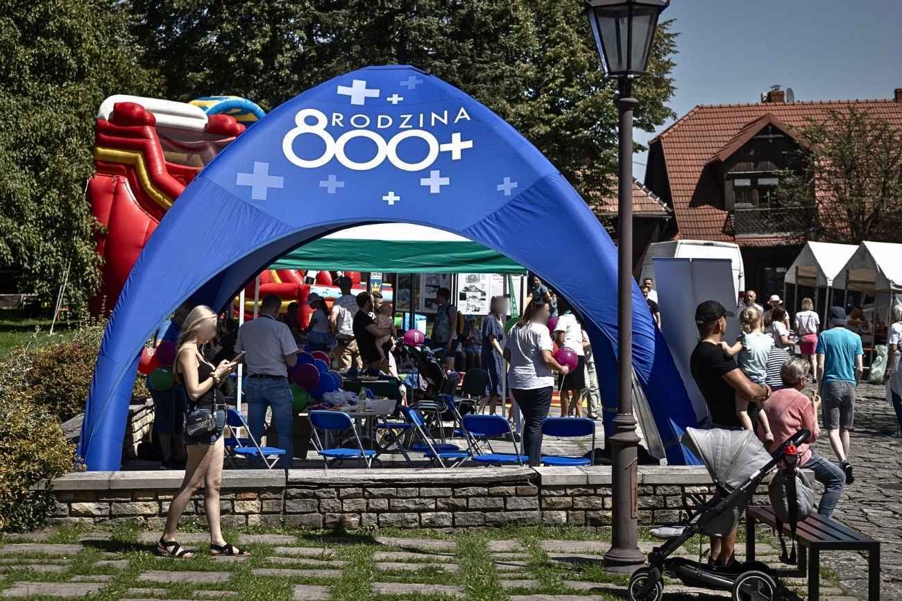 800+ tylko dla osób pracujących i płacących podatki? Taki pomysł ma Kosiniak-Kamysz