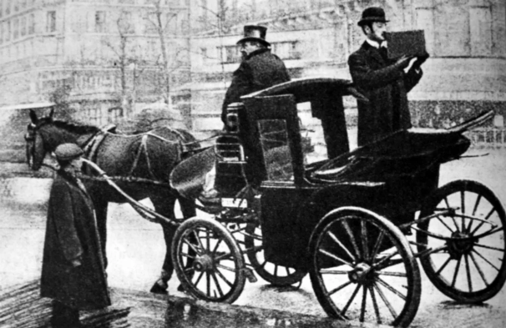 Kazimierz Prószyński filmujący ulice Paryża w 1909 roku